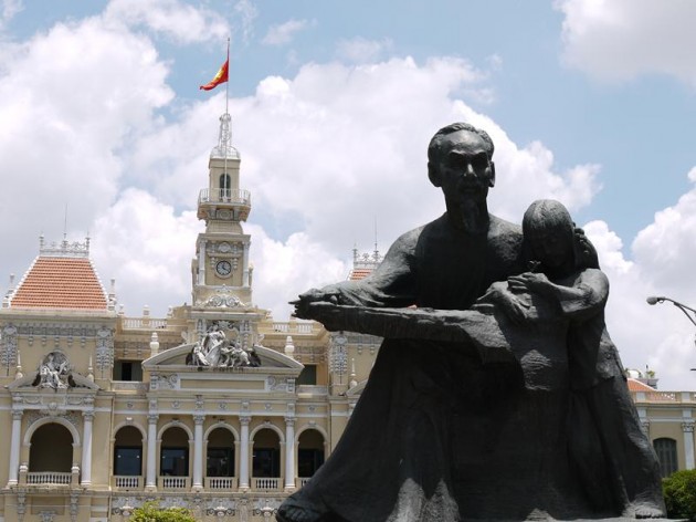 ホーチミン人民委員会庁舎とホー・チ・ミン像